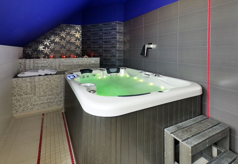 Indoor spa tub