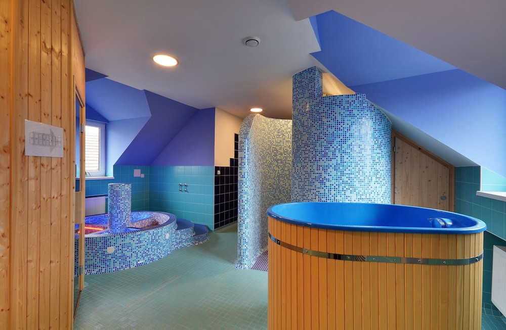 Indoor spa tub