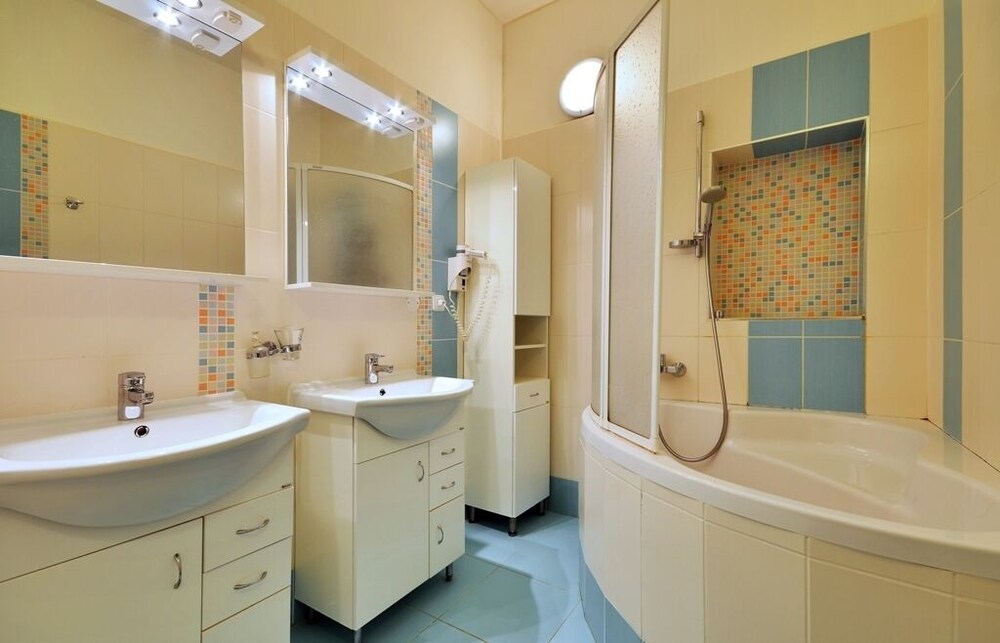 Deep soaking bathtub