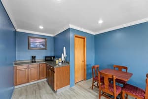 thumbnail: Breakfast area