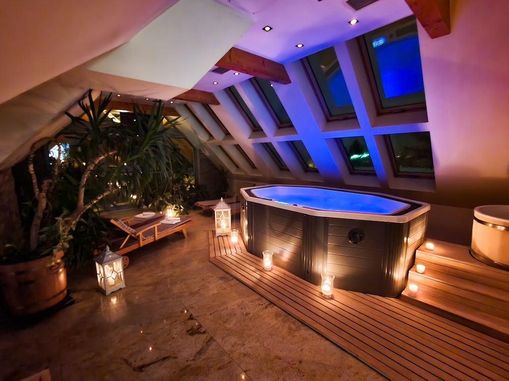 Indoor spa tub
