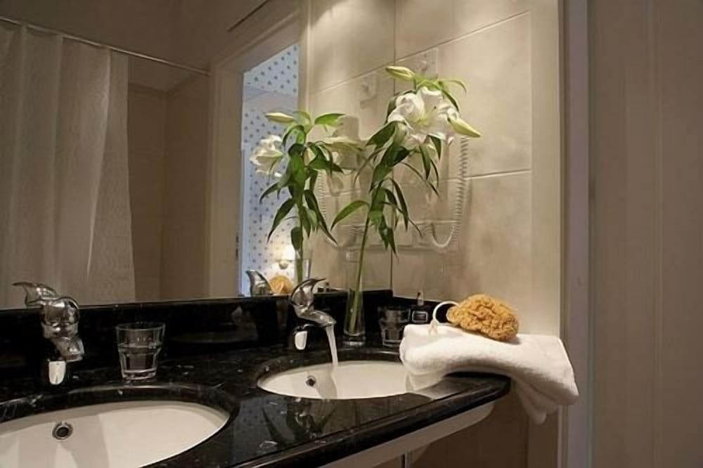 Bathroom sink