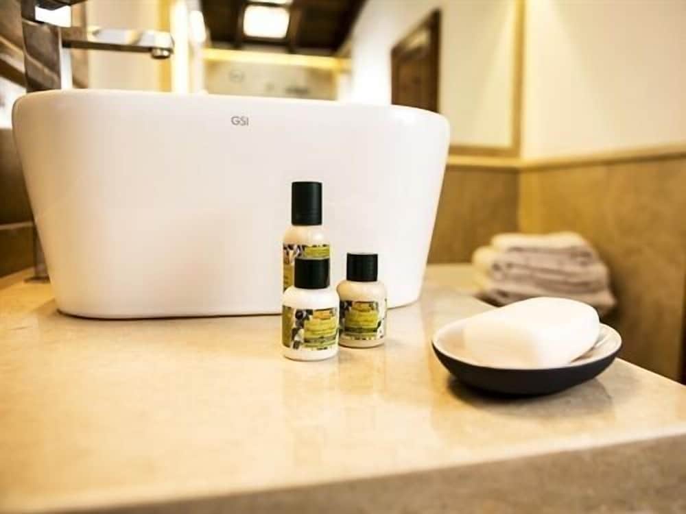 Bathroom amenities