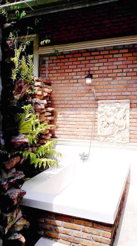 Deep soaking bathtub