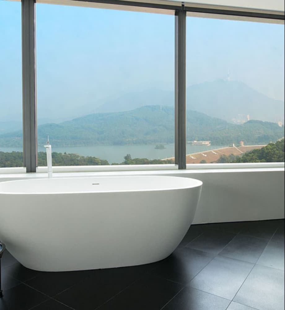 Deep soaking bathtub