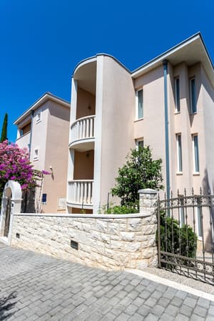 thumbnail: Exterior