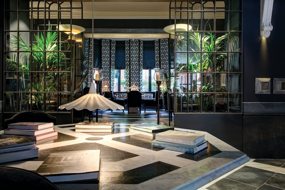 Lobby lounge