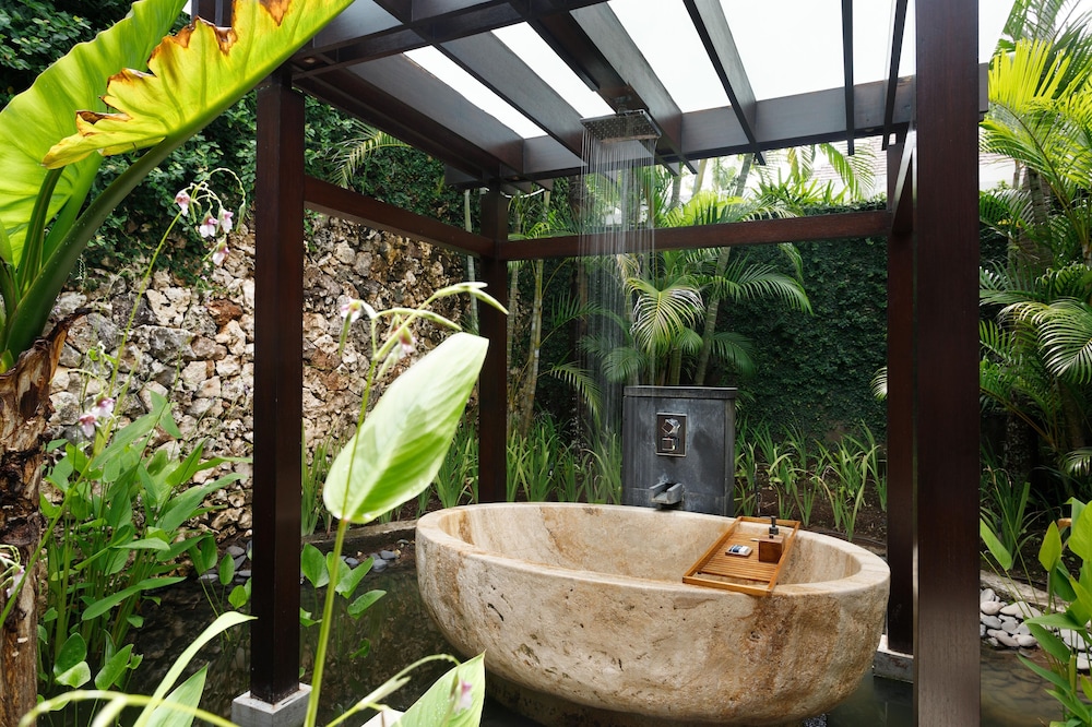 Deep soaking bathtub