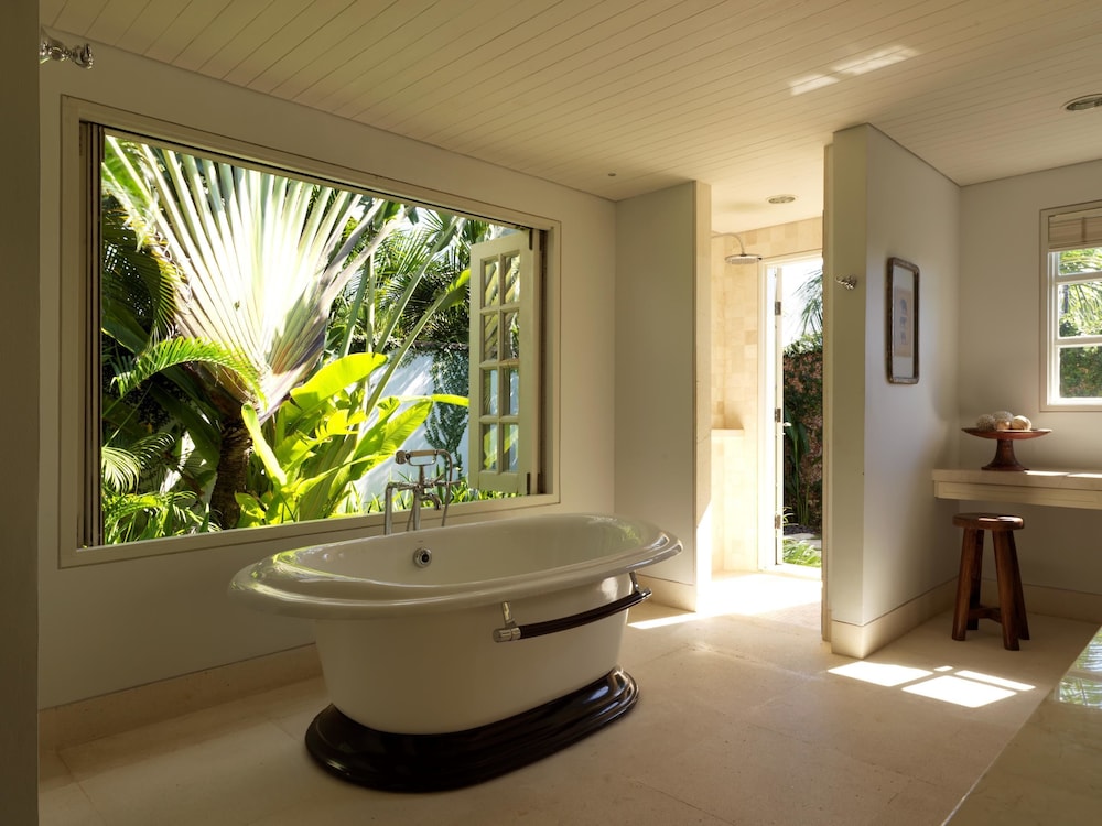 Deep soaking bathtub