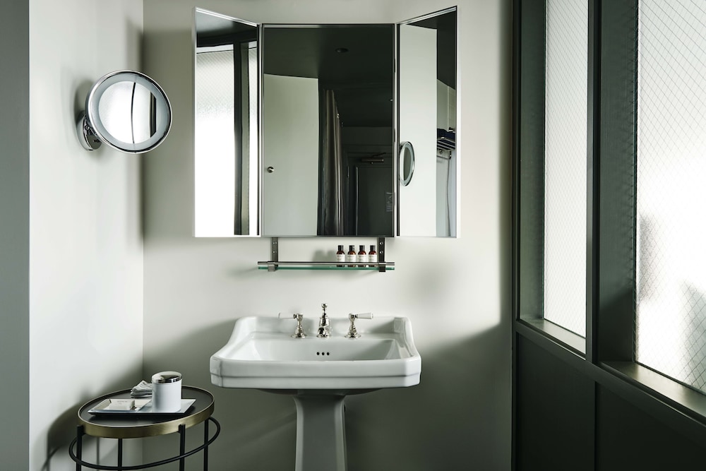 Bathroom sink
