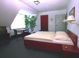 Autobahn_Motel-Hollenstedt-Standardzimmer-4-69235.jpg