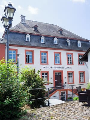 thumbnail: Front of property