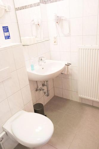 703526575.jpg