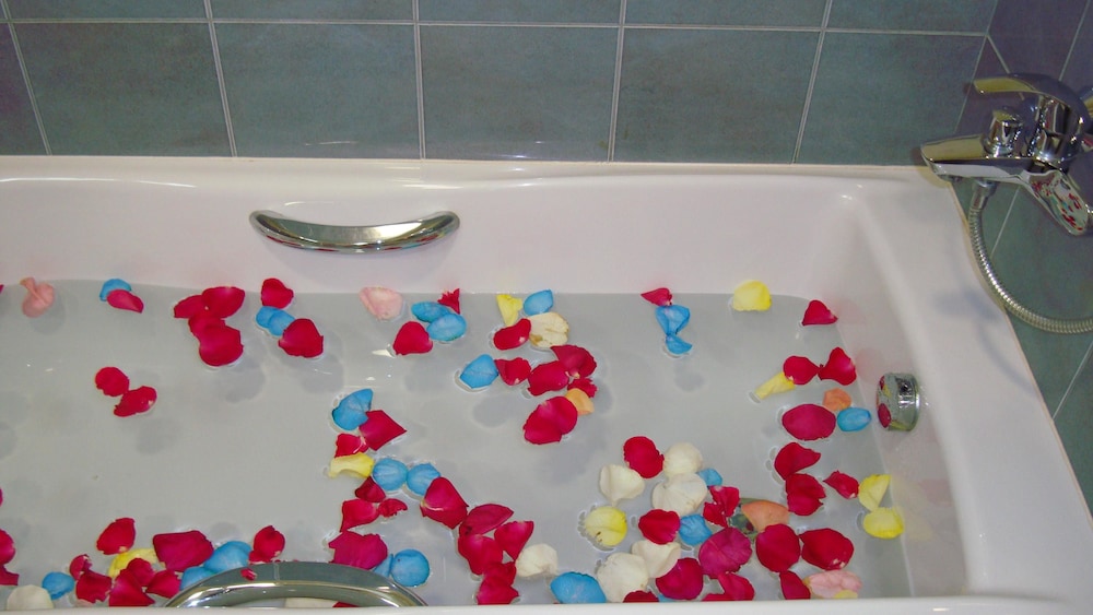 Deep soaking bathtub