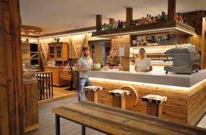 thumbnail: Bar (on property)