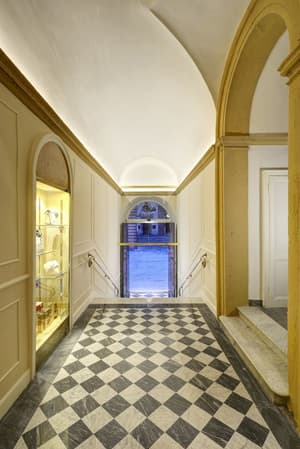thumbnail: Interior entrance