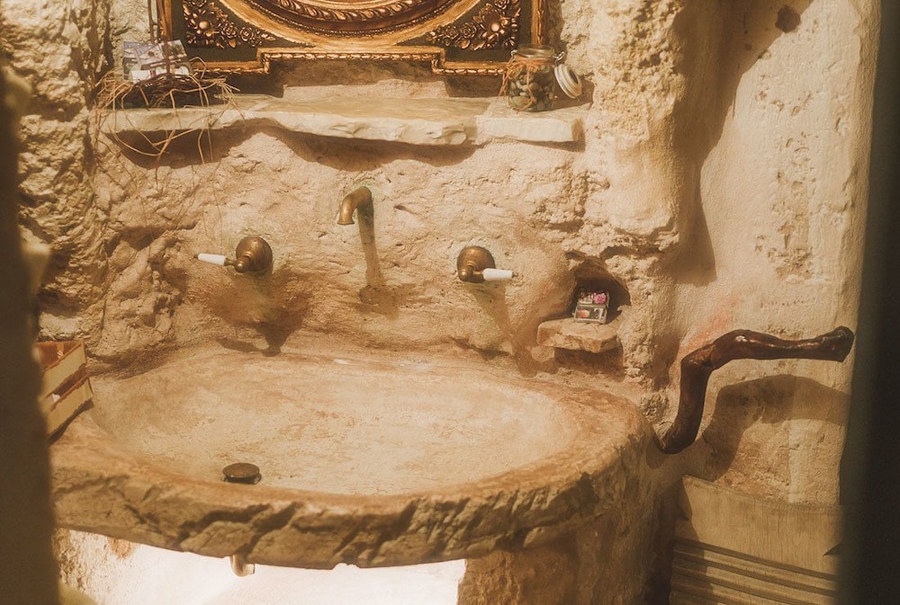 Bathroom sink