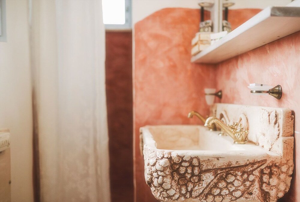 Bathroom sink