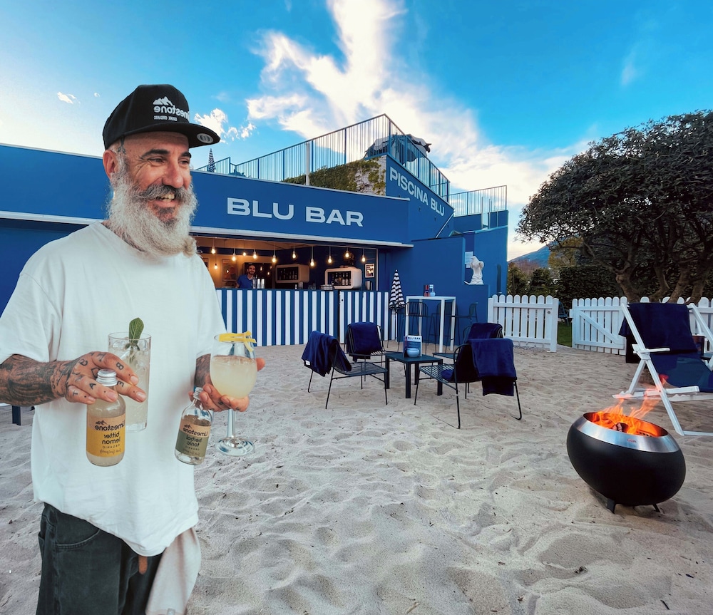 Poolside bar