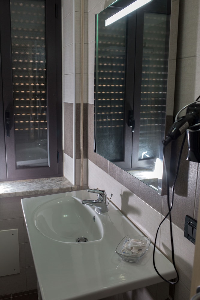 Bathroom sink