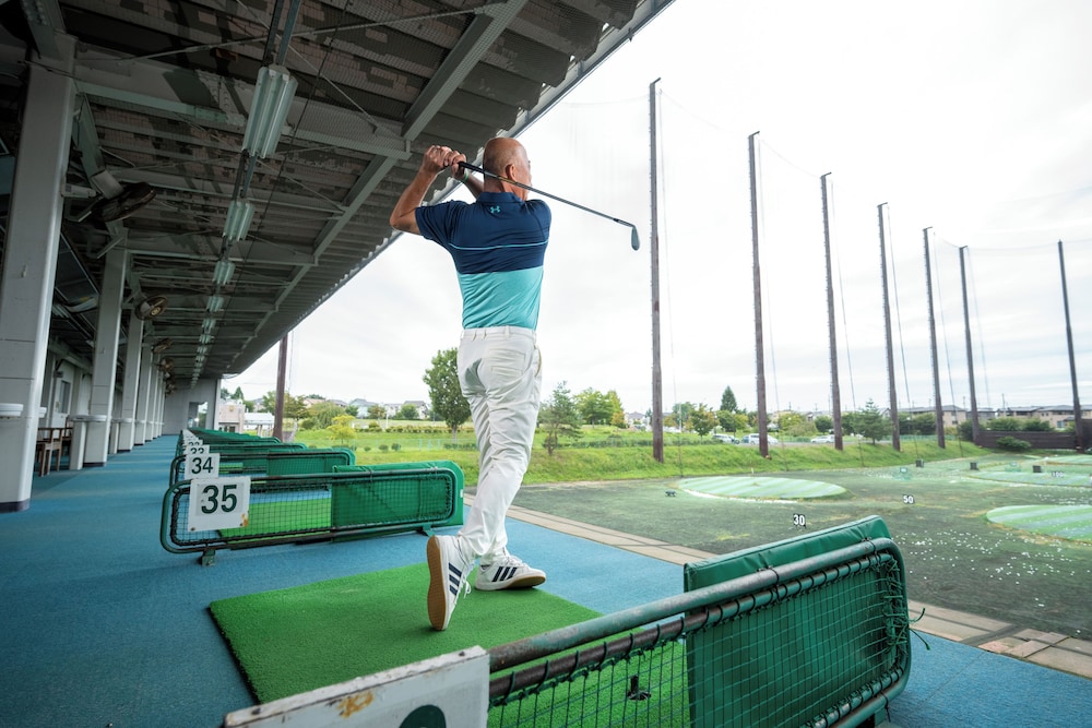 Indoor golf driving range