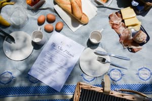 thumbnail: Family dining