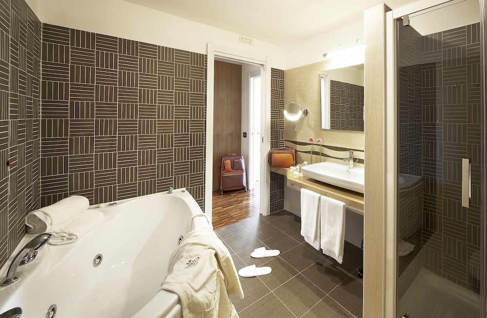 Jetted tub