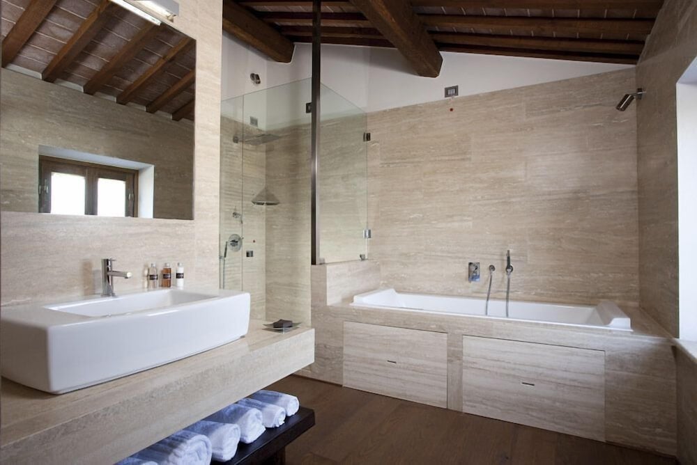 Deep soaking bathtub