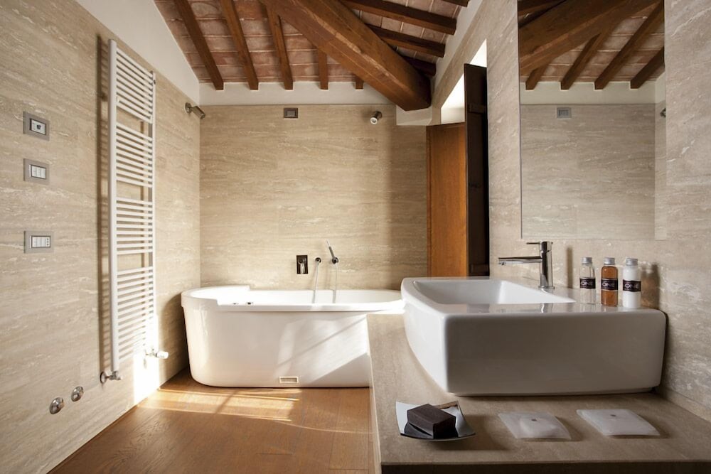 Deep soaking bathtub