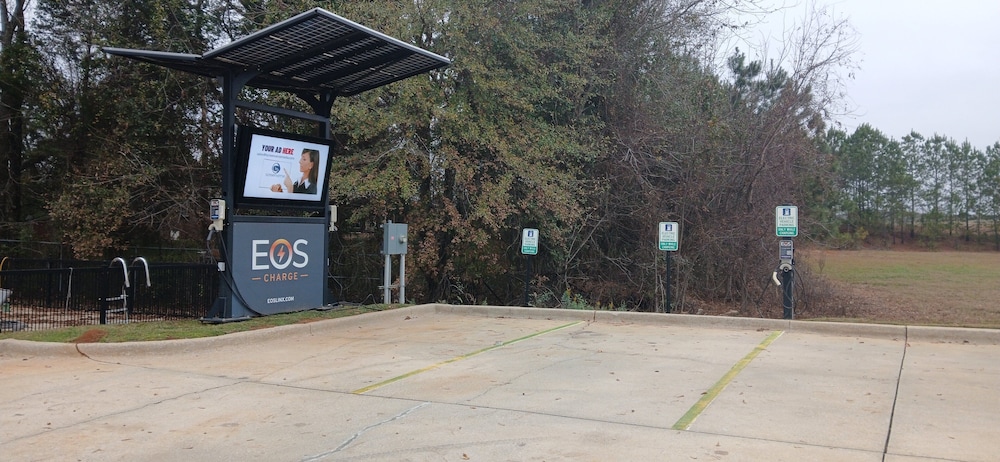 Electric vehicle charging station