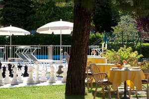 thumbnail: Outdoor dining