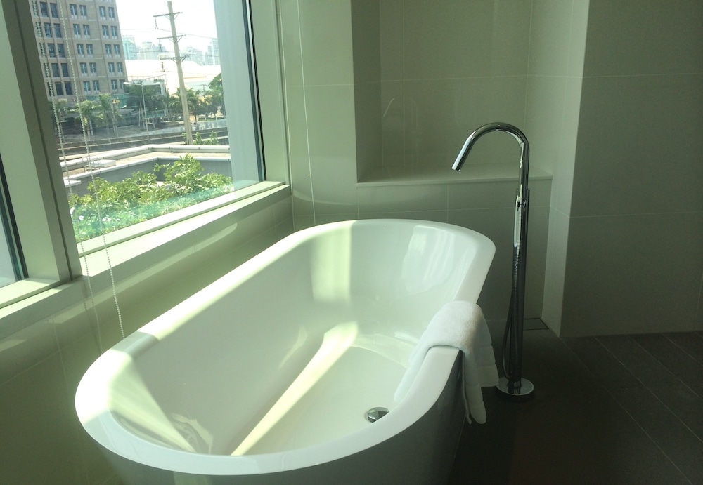 Deep soaking bathtub