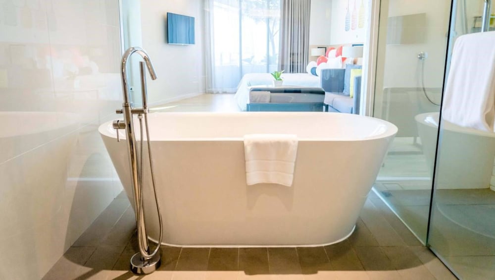 Deep soaking bathtub