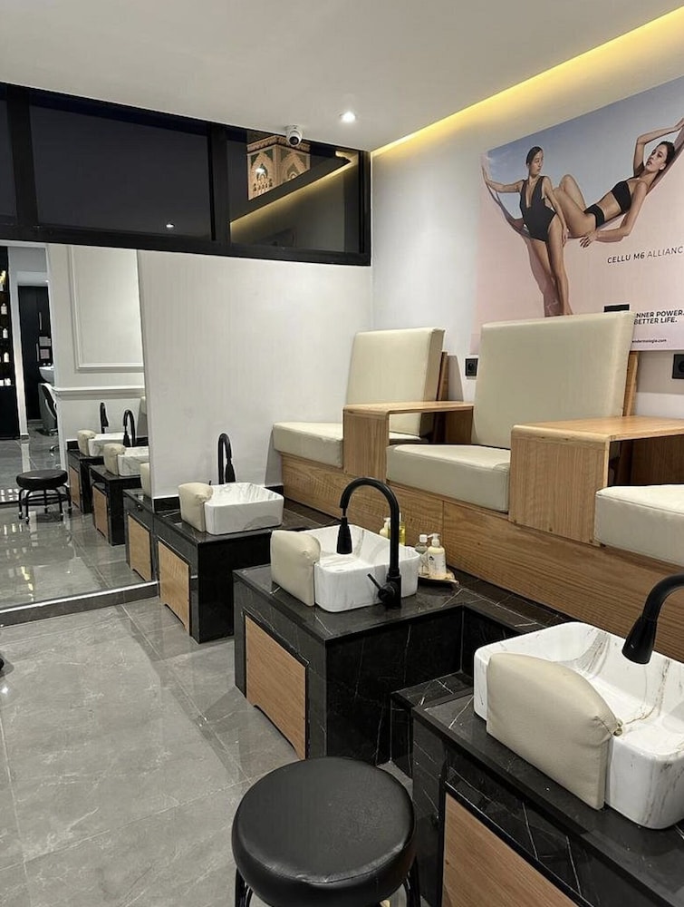 Nail salon