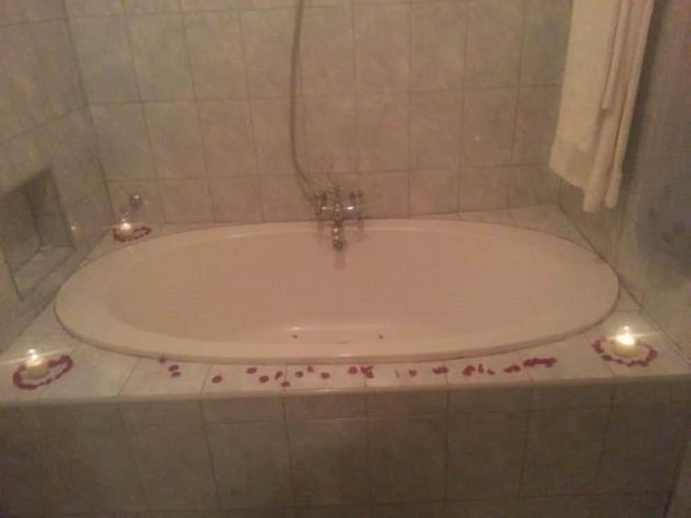 Deep soaking bathtub