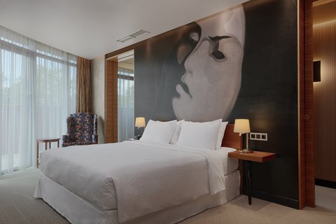 Queen Penthouse Suite