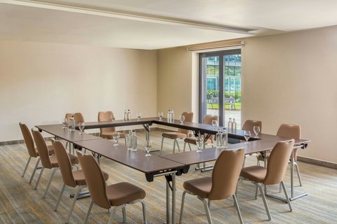 Crescendo Meeting Room - Hollow Square