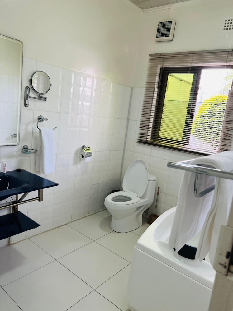 Deep soaking bathtub