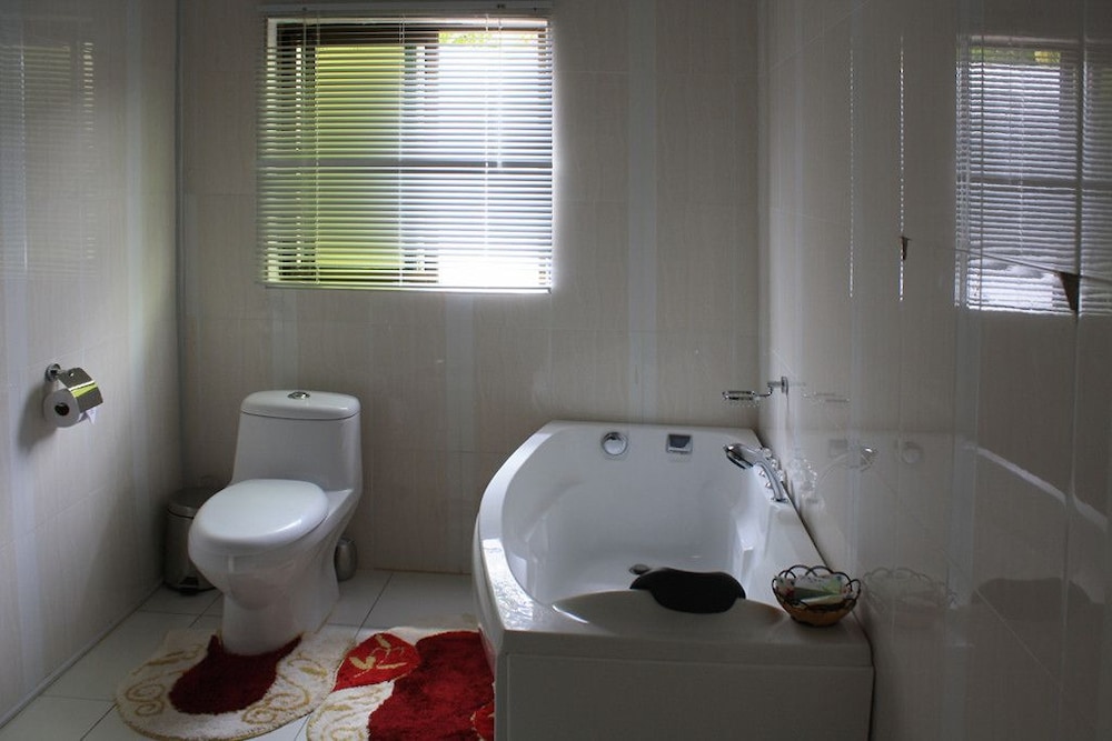 Deep soaking bathtub