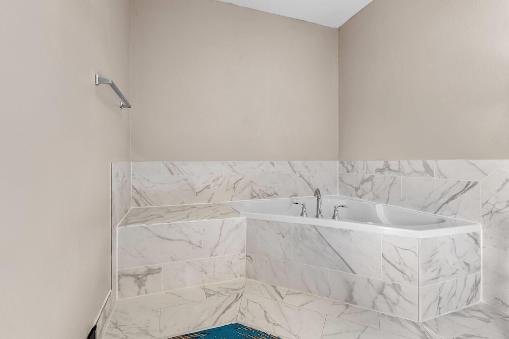 Jetted tub