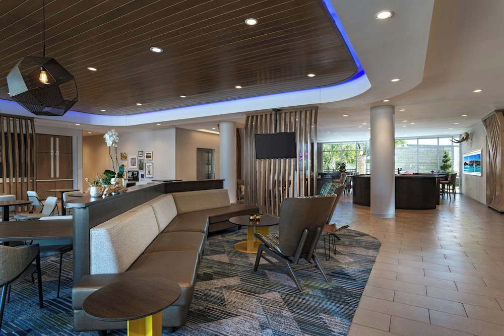 Lobby lounge