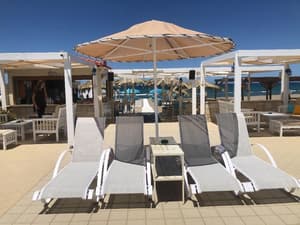 thumbnail: Swim-up bar