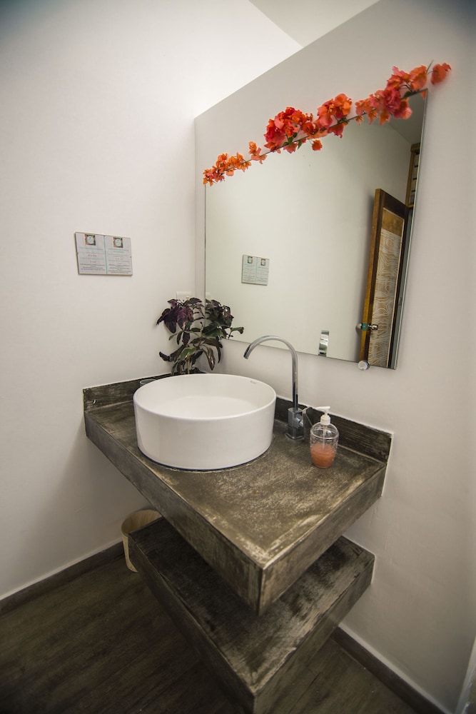 Bathroom sink