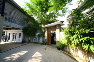 thumbnail: Interior entrance