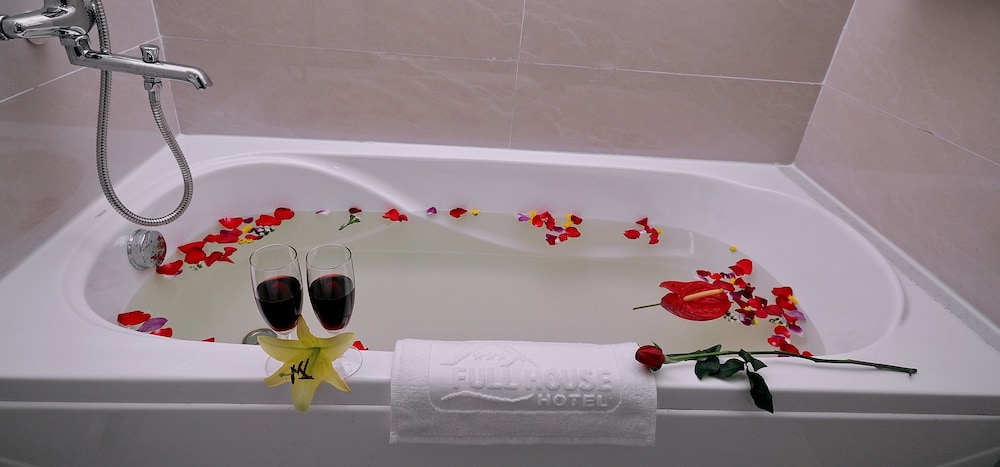 Deep soaking bathtub