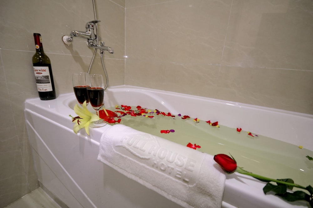 Deep soaking bathtub