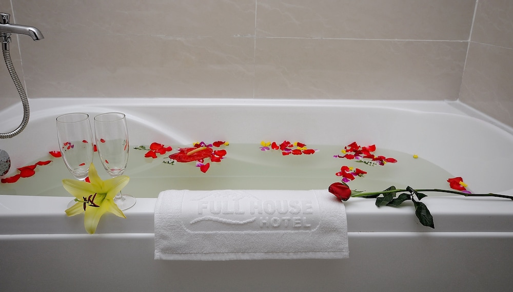 Deep soaking bathtub