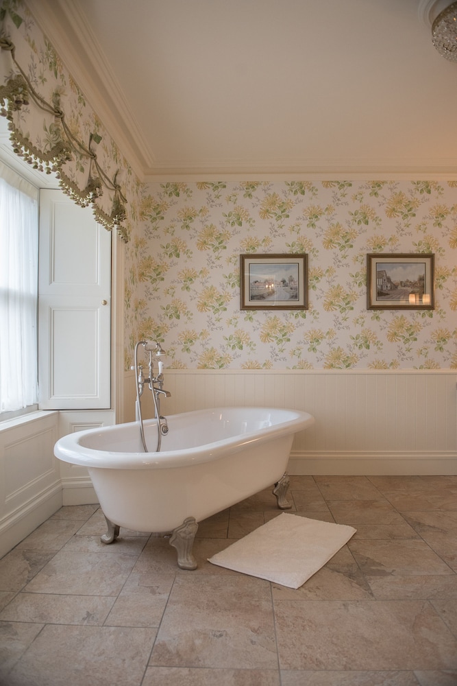 Deep soaking bathtub