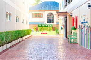 thumbnail: Front of property