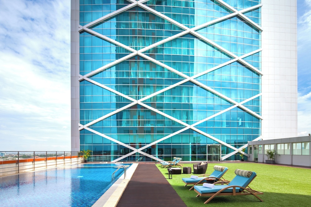 Indoor/outdoor pool